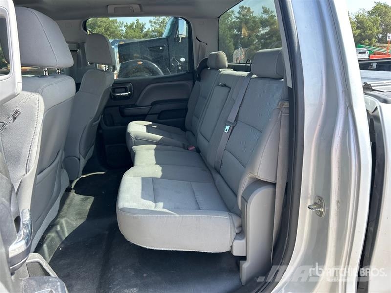 Chevrolet Silverado 1500 4x4 Crew Cab Pickup Övriga bilar