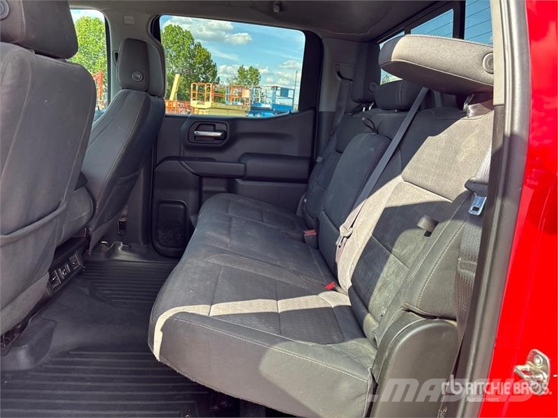 Chevrolet Silverado 1500 4x4 Crew Cab Pickup Egyéb