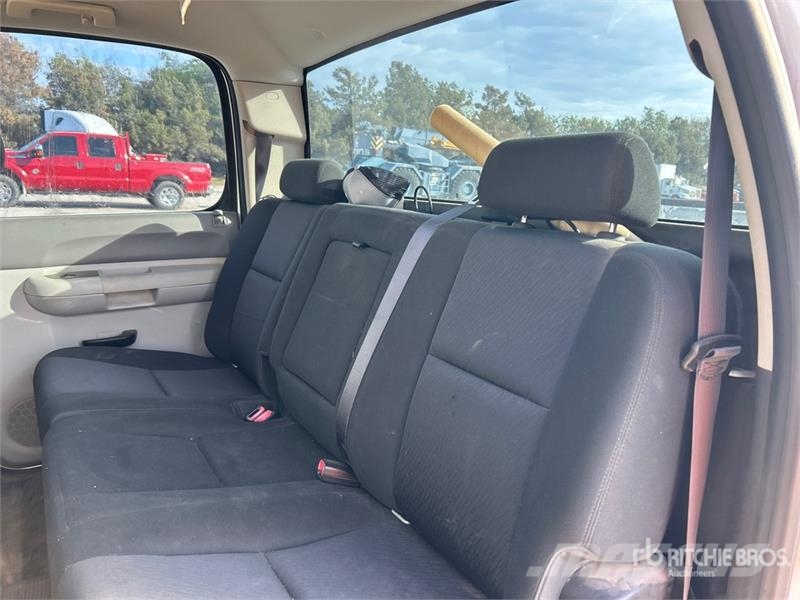 Chevrolet Silverado 1500 4x4 Crew Cab Pickup Diger