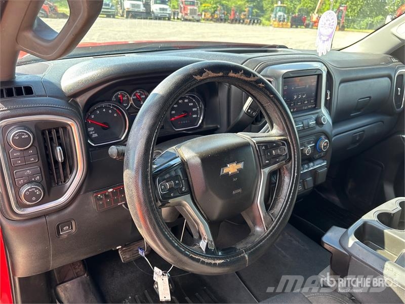 Chevrolet Silverado 1500 4x4 Crew Cab Pickup Egyéb