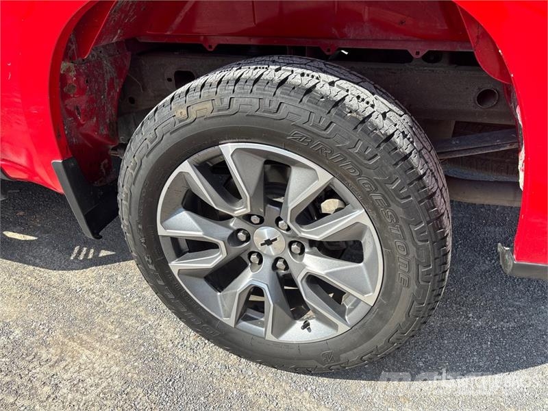 Chevrolet Silverado 1500 4x4 Crew Cab Pickup Egyéb