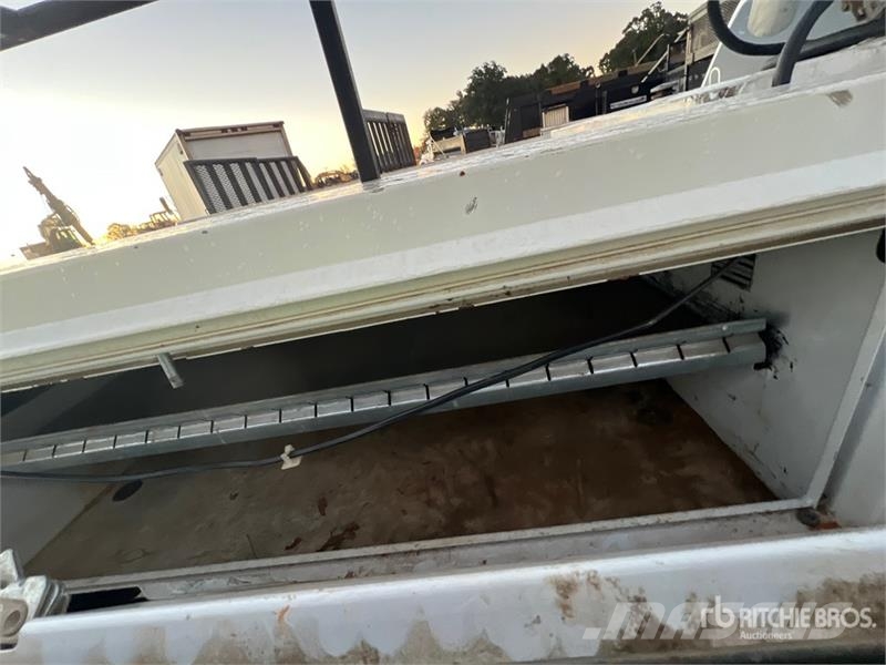 Chevrolet Silverado 1500 4x4 Crew Cab Utility Truck 皮卡.傳統半斗卡車/側卸板