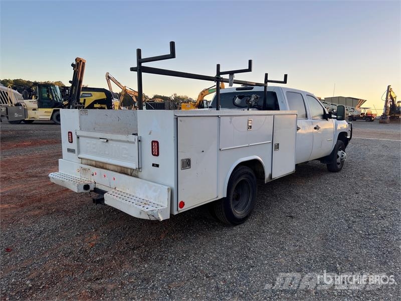 Chevrolet Silverado 1500 4x4 Crew Cab Utility Truck 皮卡.傳統半斗卡車/側卸板