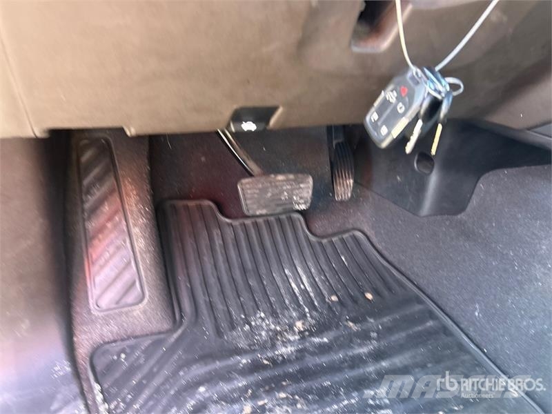 Chevrolet Silverado 1500 4x4 Crew Cab Pickup Övriga bilar