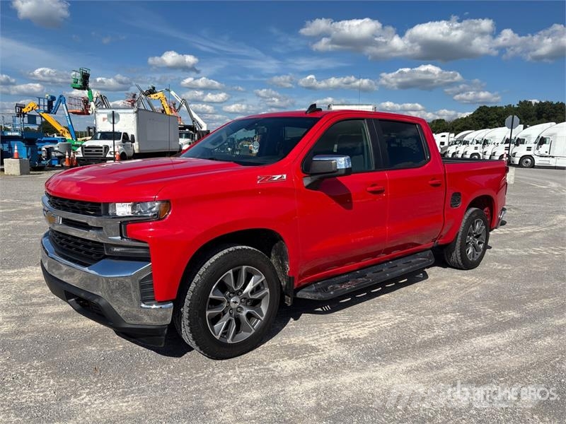 Chevrolet Silverado 1500 4x4 Crew Cab Pickup Egyéb