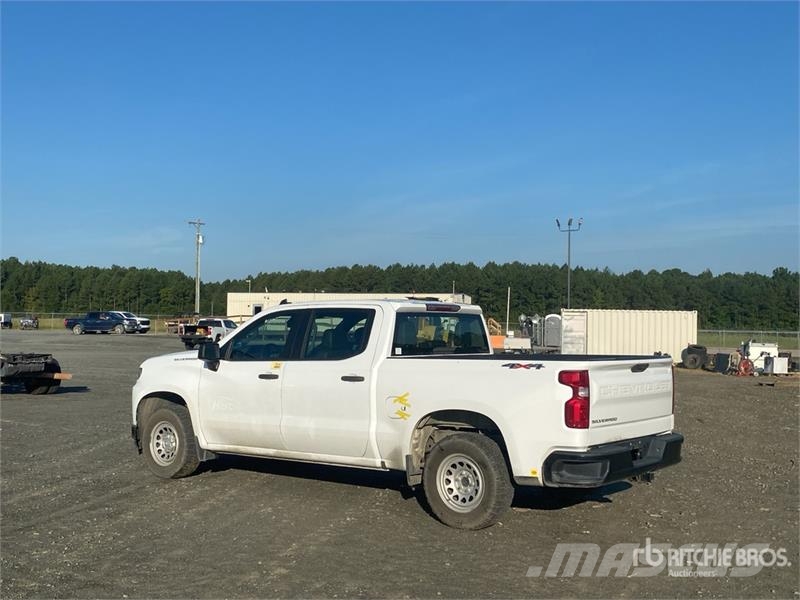 Chevrolet Silverado 1500 4x4 Crew Cab Pickup Další