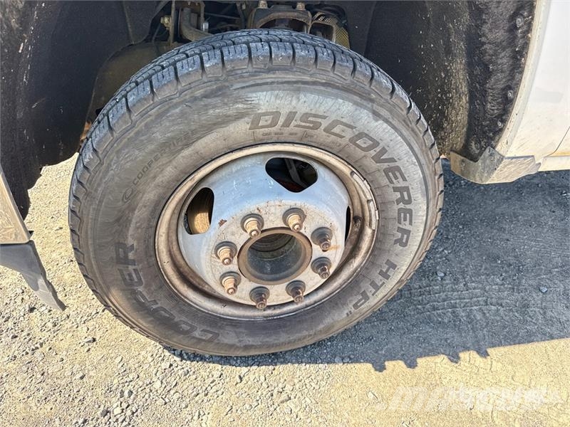 Chevrolet Silverado 2500HD HD 4x2 Crew Cab 100 gallon fuel t Utilitaire benne