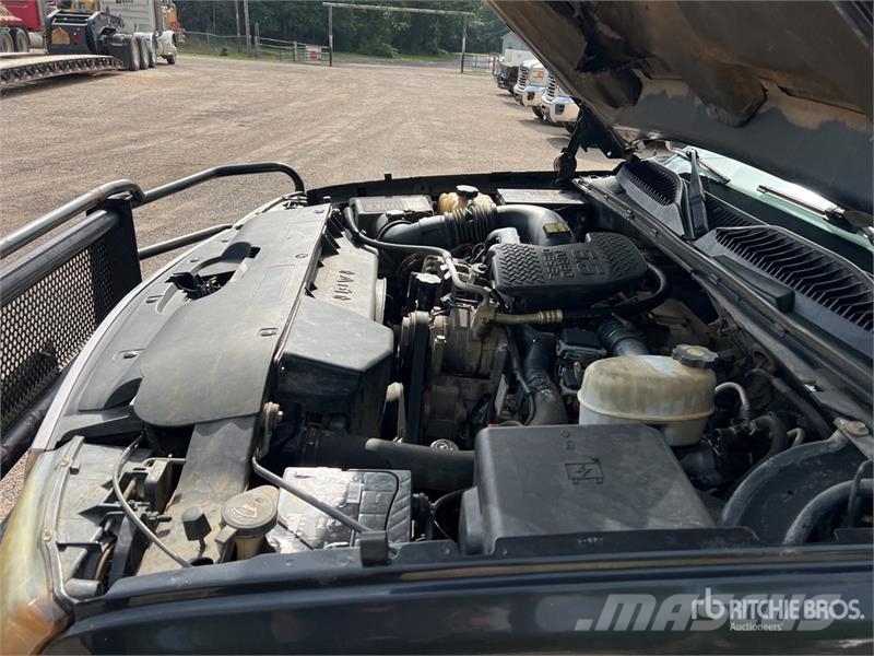 Chevrolet Silverado 2500HD LS 4x4 Crew Cab Pickup Altele