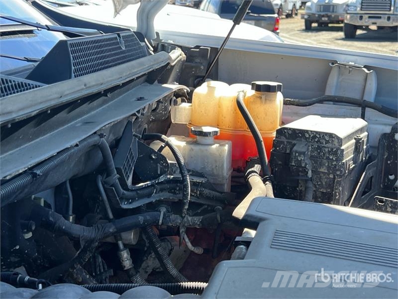 Chevrolet Silverado 2500HD 4x4 Crew Cab Pickup Otros