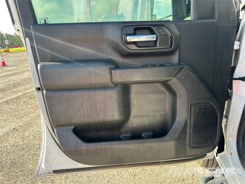 Chevrolet Silverado 2500 Custom 4x4 Crew Cab Pickup Další