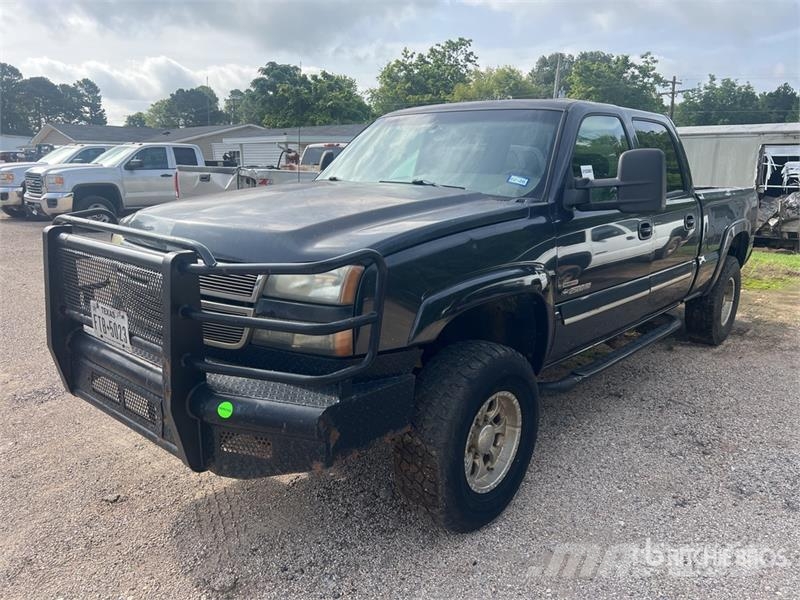 Chevrolet Silverado 2500HD LS 4x4 Crew Cab Pickup Altele