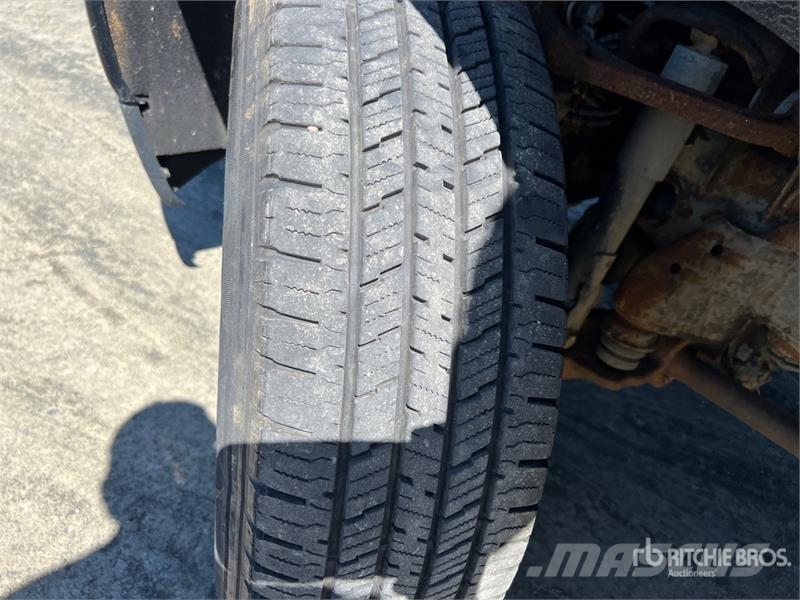 Chevrolet Silverado 2500HD 4x4 Crew Cab Pickup Otros