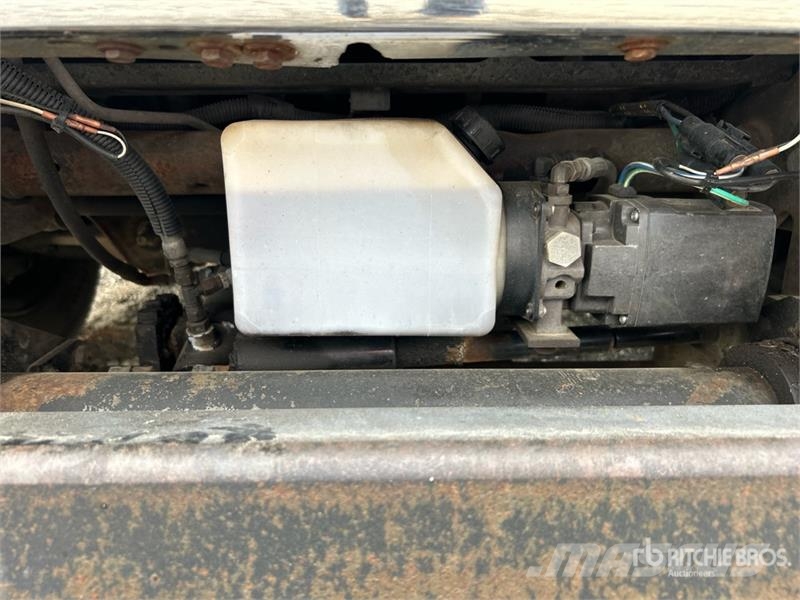 Chevrolet Silverado 2500HD 4x4 Crew Cab Utility Truck Madelkaubikud