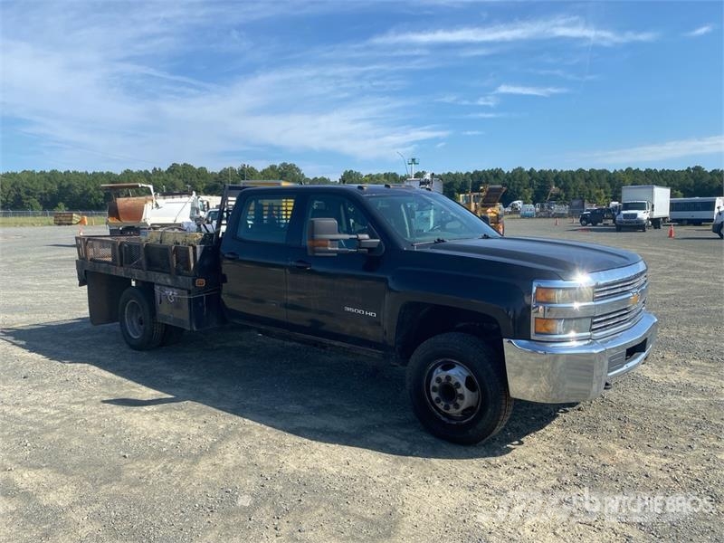 Chevrolet Silverado 2500HD 4x2 Flatbed Truck Platformas/izkraušana no sāniem