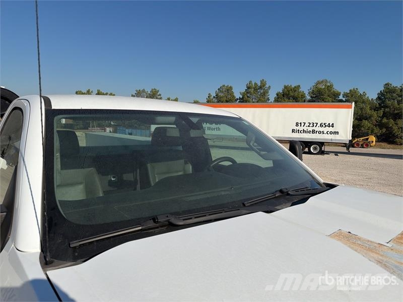 Chevrolet Silverado 2500HD 4x2 Utility Truck Kis teherszállító/Platós kocsi
