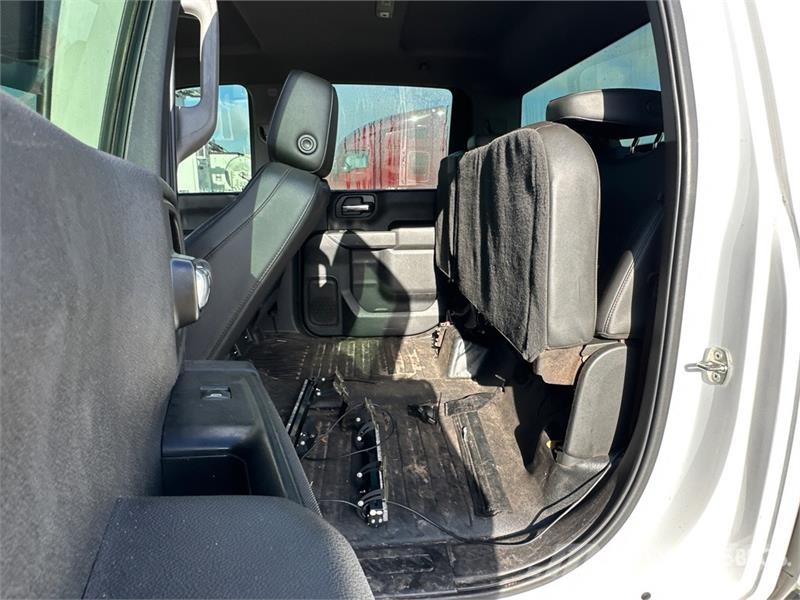 Chevrolet Silverado 2500 Custom 4x4 Crew Cab Pickup Další