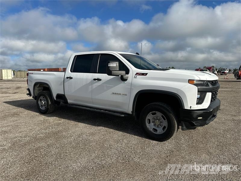 Chevrolet Silverado 2500 Custom 4x4 Crew Cab Pickup Další