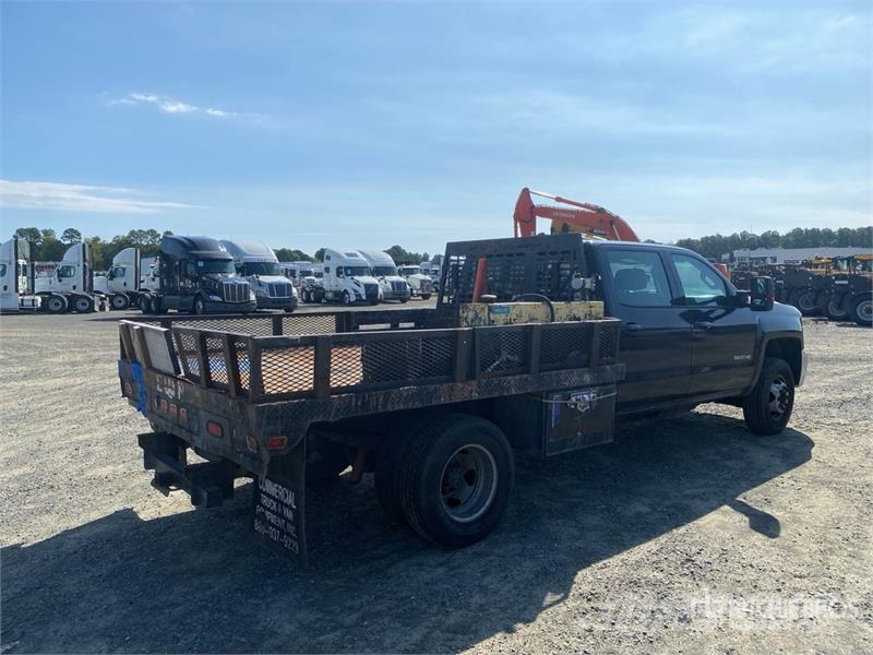 Chevrolet Silverado 2500HD 4x2 Flatbed Truck Platformas/izkraušana no sāniem