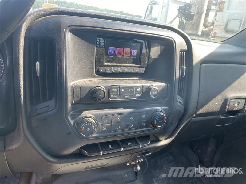 Chevrolet Silverado 2500HD 4x2 Flatbed Truck Platformas/izkraušana no sāniem