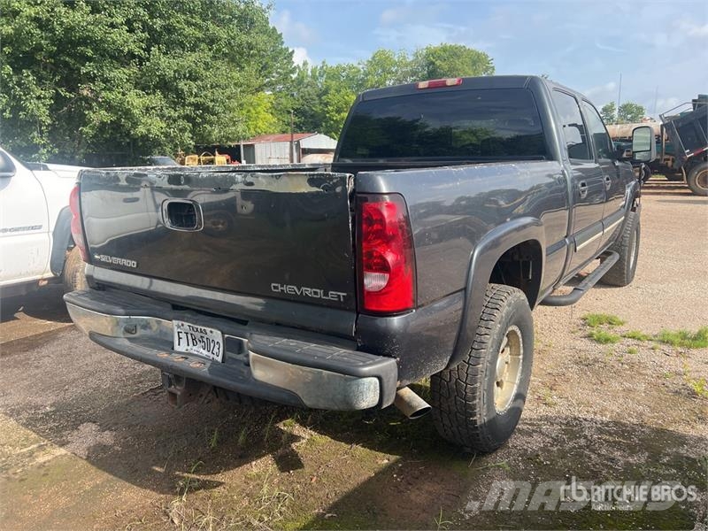 Chevrolet Silverado 2500HD LS 4x4 Crew Cab Pickup Altele