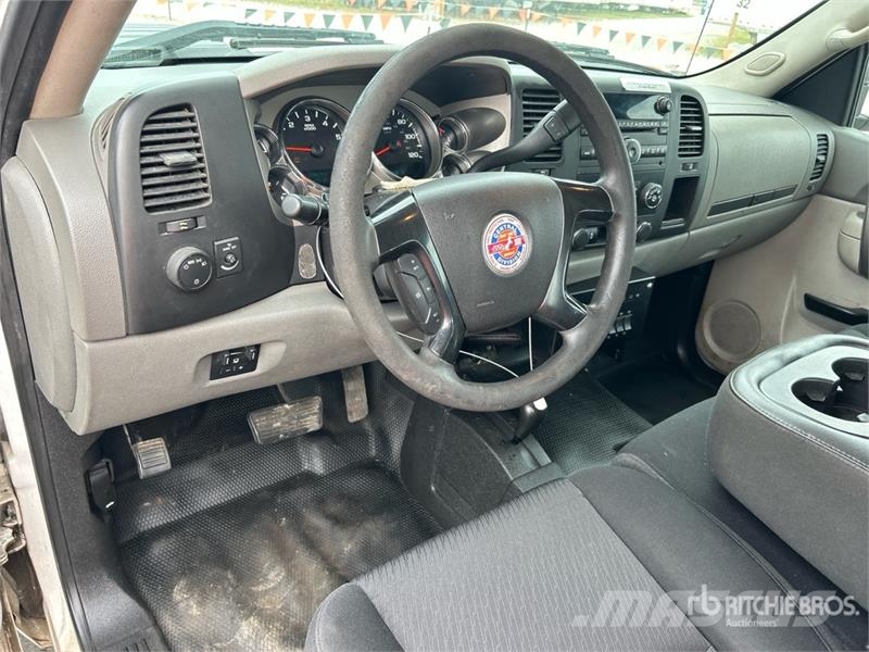 Chevrolet Silverado 2500HD 4x4 Crew Cab Utility Truck Madelkaubikud