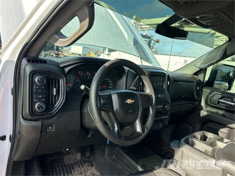 Chevrolet Silverado 2500 Custom 4x4 Crew Cab Pickup Další