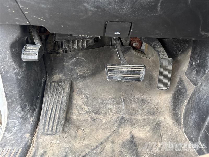 Chevrolet Silverado 2500 4x4 Crew Cab Pickup その他