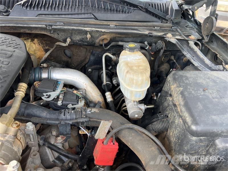 Chevrolet Silverado 2500HD LS 4x4 Crew Cab Pickup Altele