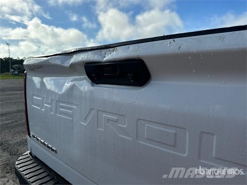 Chevrolet Silverado 2500 Custom 4x4 Crew Cab Pickup Další
