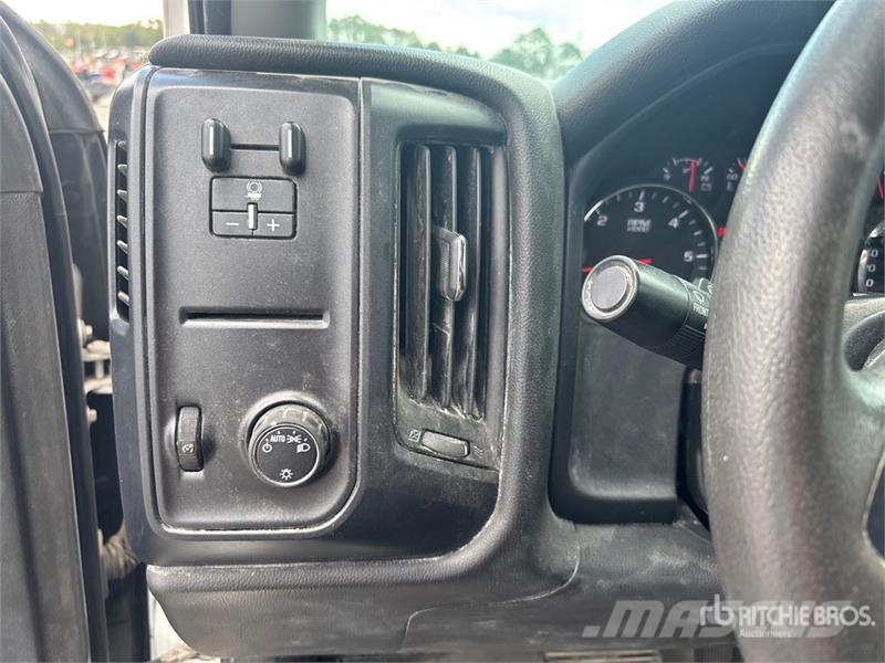 Chevrolet Silverado 2500 4x4 Crew Cab Pickup その他