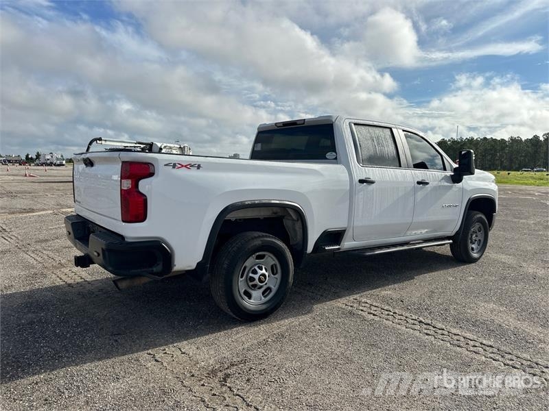 Chevrolet Silverado 2500 Custom 4x4 Crew Cab Pickup Další