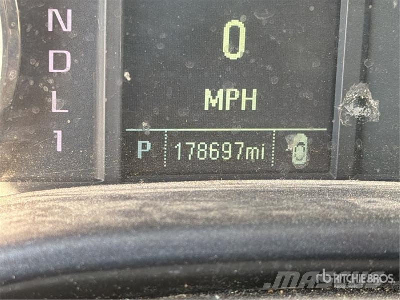 Chevrolet Silverado 2500HD 4x2 Utility Truck Kis teherszállító/Platós kocsi