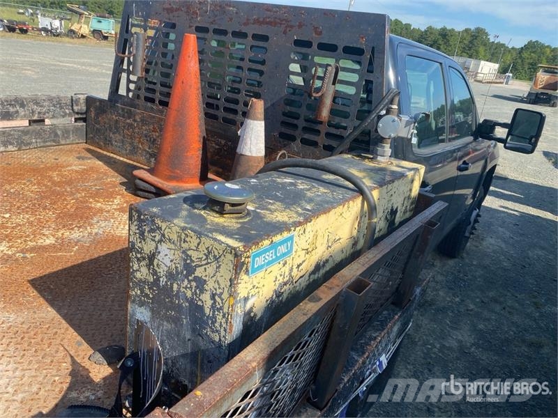 Chevrolet Silverado 2500HD 4x2 Flatbed Truck Platformas/izkraušana no sāniem