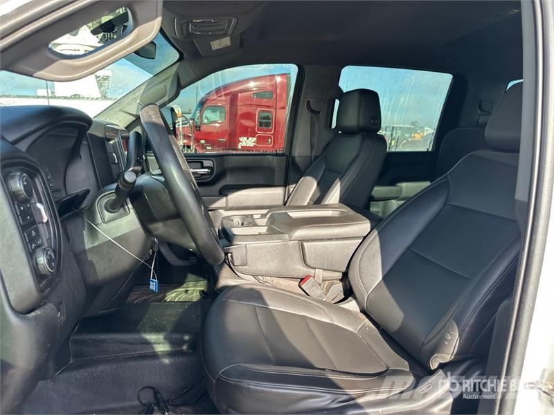 Chevrolet Silverado 2500 Custom 4x4 Crew Cab Pickup Další