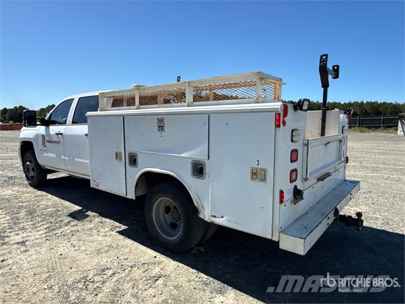Chevrolet Silverado 2500HD HD 4x2 Crew Cab 100 gallon fuel t Utilitaire benne