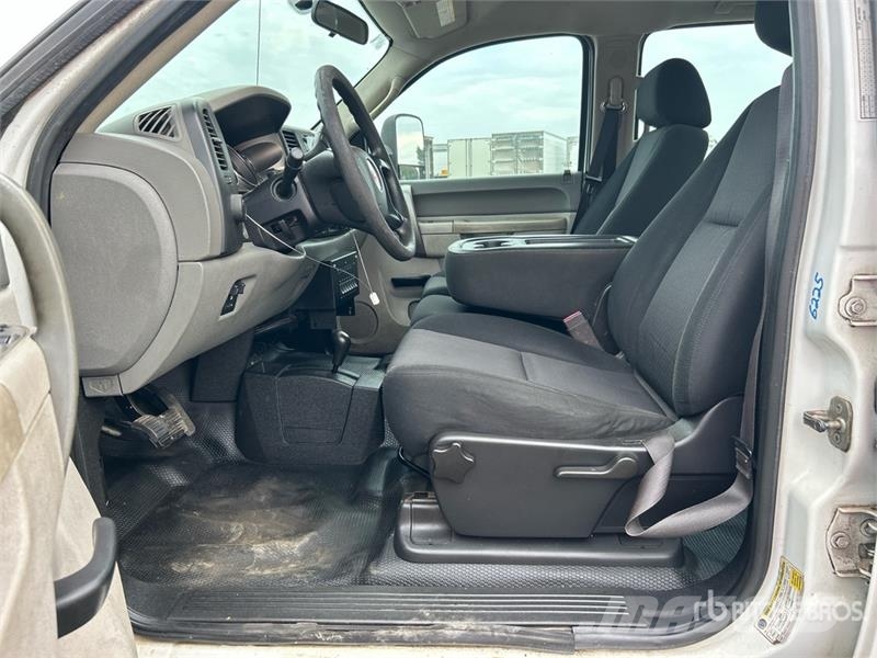 Chevrolet Silverado 2500HD 4x4 Crew Cab Utility Truck Madelkaubikud