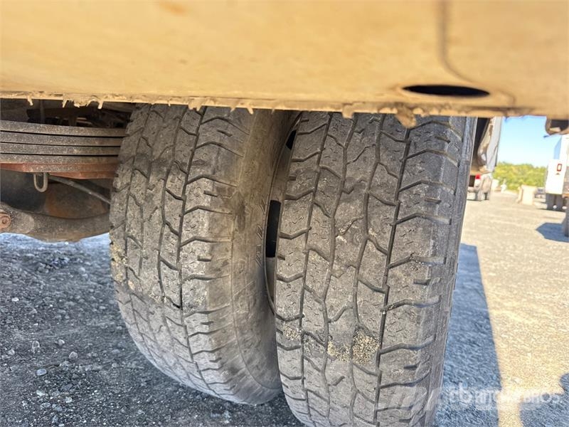 Chevrolet Silverado 2500HD HD 4x2 Crew Cab 100 gallon fuel t Utilitaire benne