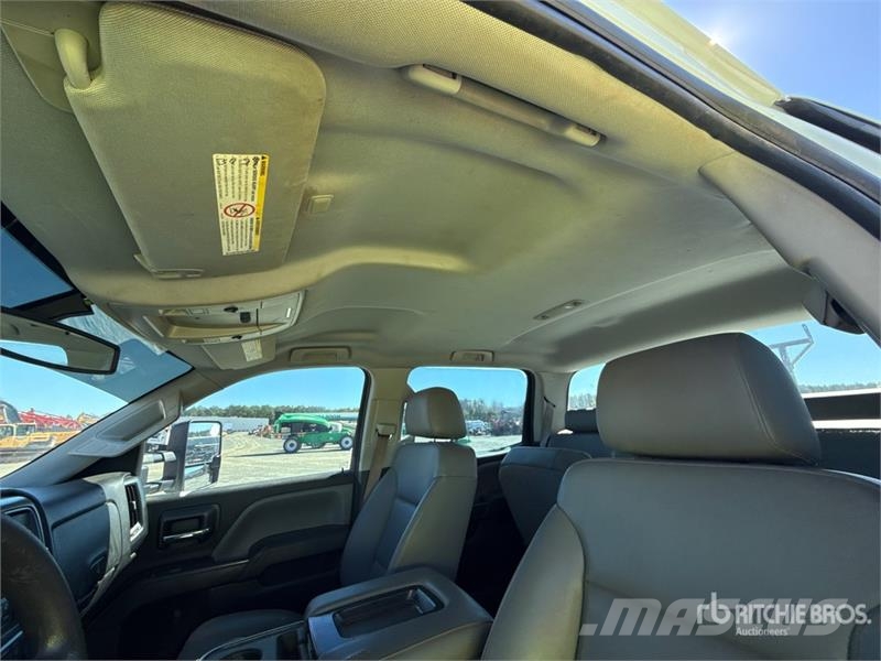Chevrolet Silverado 2500HD HD 4x2 Crew Cab 100 gallon fuel t Utilitaire benne