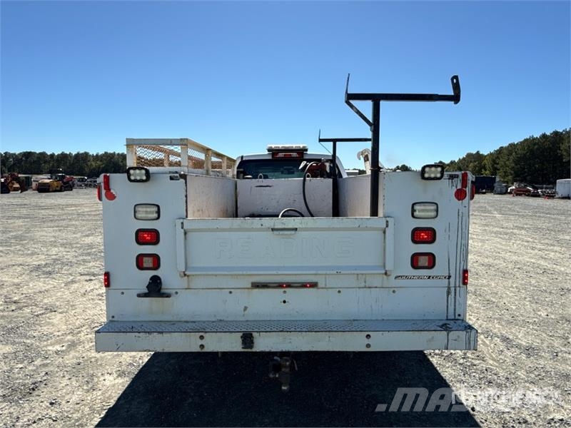 Chevrolet Silverado 2500HD HD 4x2 Crew Cab 100 gallon fuel t Utilitaire benne