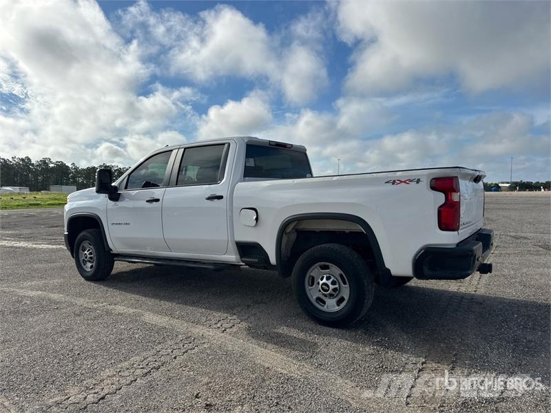 Chevrolet Silverado 2500 Custom 4x4 Crew Cab Pickup Další