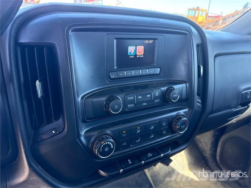Chevrolet Silverado 2500HD HD 4x2 Crew Cab 100 gallon fuel t Utilitaire benne