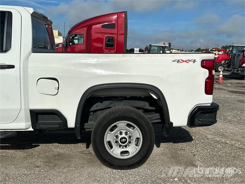 Chevrolet Silverado 2500 Custom 4x4 Crew Cab Pickup Další