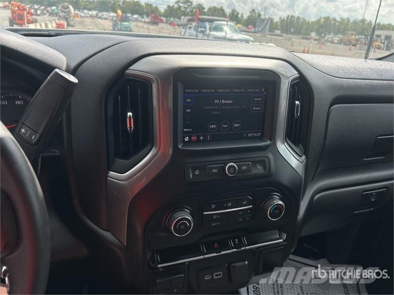 Chevrolet Silverado 2500HD 4x4 Extended Cab Utility Truck Pikaplar