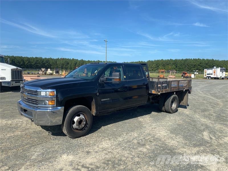 Chevrolet Silverado 2500HD 4x2 Flatbed Truck Platformas/izkraušana no sāniem