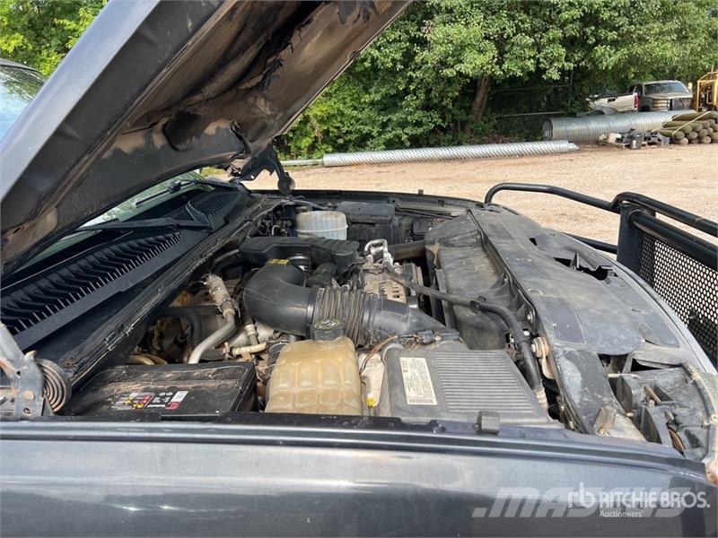 Chevrolet Silverado 2500HD LS 4x4 Crew Cab Pickup Altele