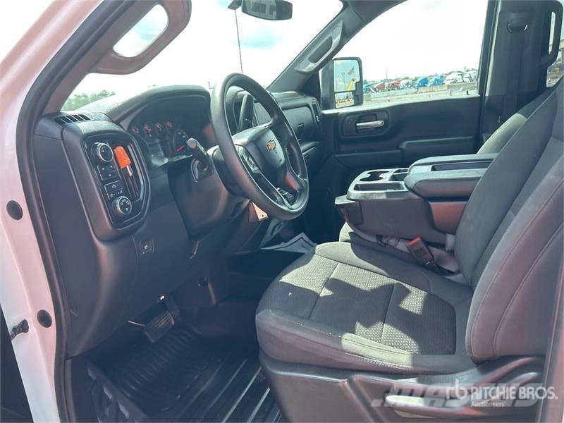 Chevrolet Silverado 2500HD 4x4 Extended Cab Utility Truck Pikaplar
