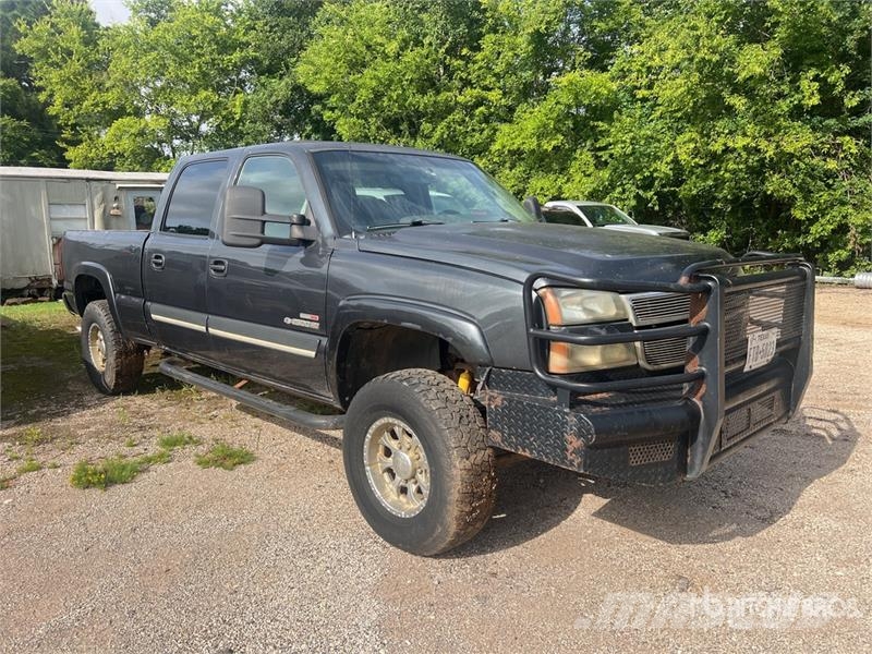 Chevrolet Silverado 2500HD LS 4x4 Crew Cab Pickup Altele