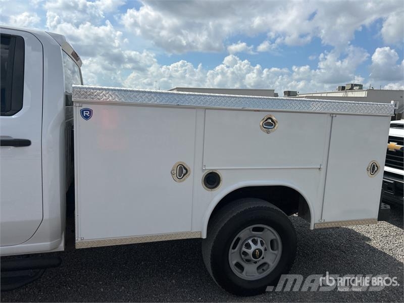 Chevrolet Silverado 2500HD 4x4 Extended Cab Utility Truck Pikaplar