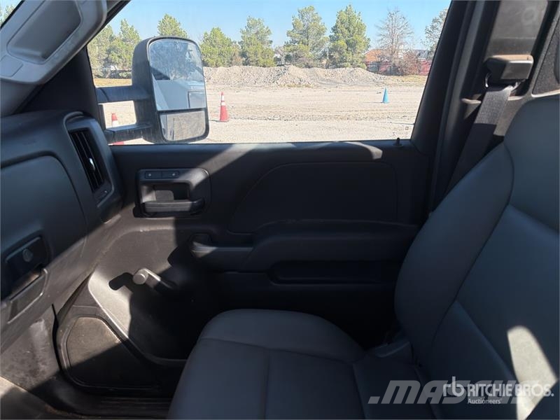 Chevrolet Silverado 2500HD 4x2 Utility Truck Kis teherszállító/Platós kocsi