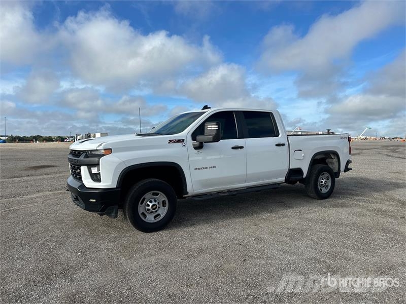 Chevrolet Silverado 2500 Custom 4x4 Crew Cab Pickup Další
